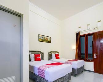 Capital O 90151 Guest House 180 - Batu - Ložnice