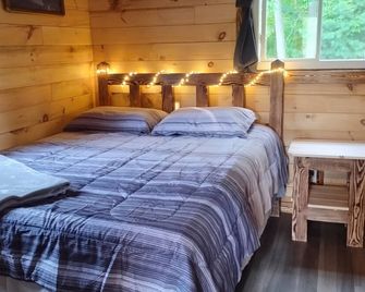 Charming Amish-Built Log Cabin in Utica, PA - Utica - Bedroom
