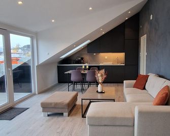 Newly renovated loft apartment with a panoramic view of the sea. - Kristiansund - Living room
