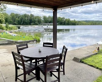 Relaxing Ranch Style Waterfront Home--30 minutes from Ann Arbor - Pinckney - Patio