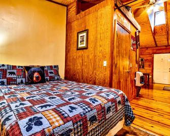 Cozy Creekside Cabin Rental near Cherokee, North Carolina - Cherokee - Bedroom