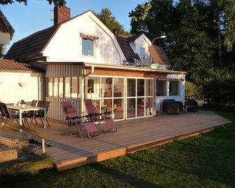 Luxury beach house with 3 bedrooms, directly on the sandy beach, evening sun, sauna, fishing - Älmhult - Patio