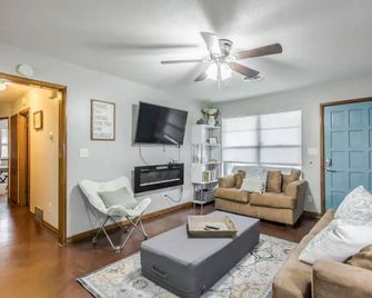 World Traveler Resthaven - Norman - Living room