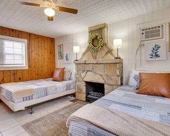 Mountain Home Cabin w/ Fire Pit 1 Mi to Lake! - Mountain Home - Bedroom