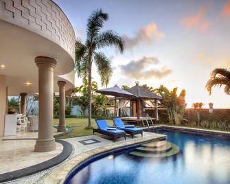 The Beverly Hills Bali a Luxury Villas & Spa - South Kuta - Piscina