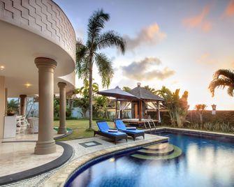 ذا بيفيرلي هيلز بالي آه لاكشري فيلاس آند سبا - South Kuta - حوض السباحة