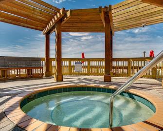 Pelican Beach Resort by Panhandle Getaways - Destin - Svømmebasseng