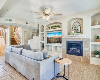 Spacious Haven with Outdoor Fun, 5 Bd Home, Primary King, EV Charger, Grill - Horizon City - Living room