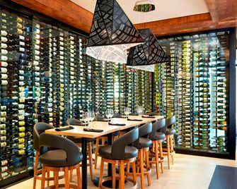 Four Points by Sheraton Kelowna Airport - קלונה - בר