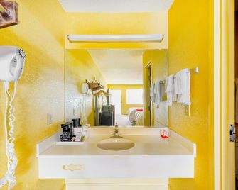 OYO Hotel Williamston - Williamston - Bathroom