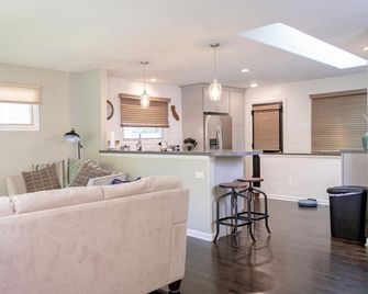 Renovated 3 bed/2.5 bath with fast wifi & 100' projector near the BIG HOUSE! - Ann Arbor - Living room