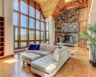 Peaceful Mountian Oasis: Firepit, Hot Tub, Sauna! - Highland Lakes - Living room