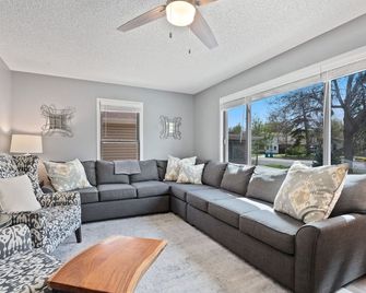 Spirit of the Rockies - Private Backyard & Hot Tub - Fort Collins - Living room