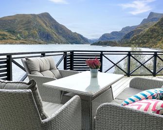 4 Bedroom Nice Home In Deknepollen - Måløy - Balcony
