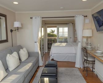 25% off; THE Best Village Location; Beach close/ocean views. Walk Everywhere. - Laguna Beach - Living room