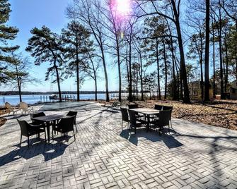 Travelers Rest Spacious 5BR Pool riverfront Pier charming Easton Saint Michaels - Easton - Patio