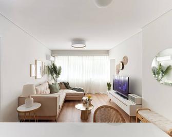 Athens Premium Suites - Sunny 2 Bedroom Suite with Parking - Athens - Living room