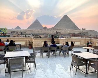 Moses Pyramids Inn - 開羅 - 陽台