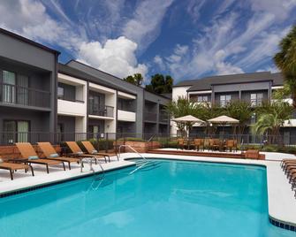Courtyard by Marriott Tallahassee Downtown/Capitol - טאלהאסי - בריכה