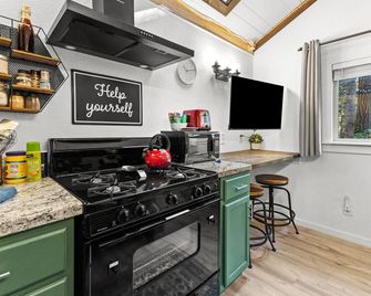 Beargrass - near Mt Rainier - grill, soak & relax - Ashford - Kitchen