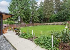 Tastefully Furnished and Newly Updated 2 BD Central Lynn Valley North Vancouver - North Vancouver - Outdoors view