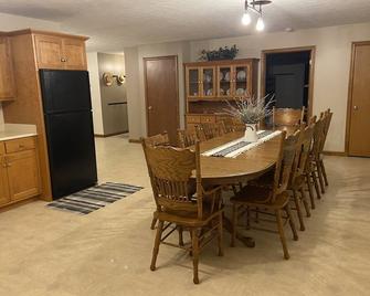 6-bedroom Amish homestead with woods & pond offering fishing/boating - Sugarcreek - Comedor
