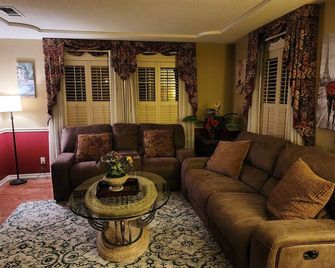 Charming 3-bedroom house with solar pool.WiFi and AC in delightful Fair Oaks - Fair Oaks - Sala de estar