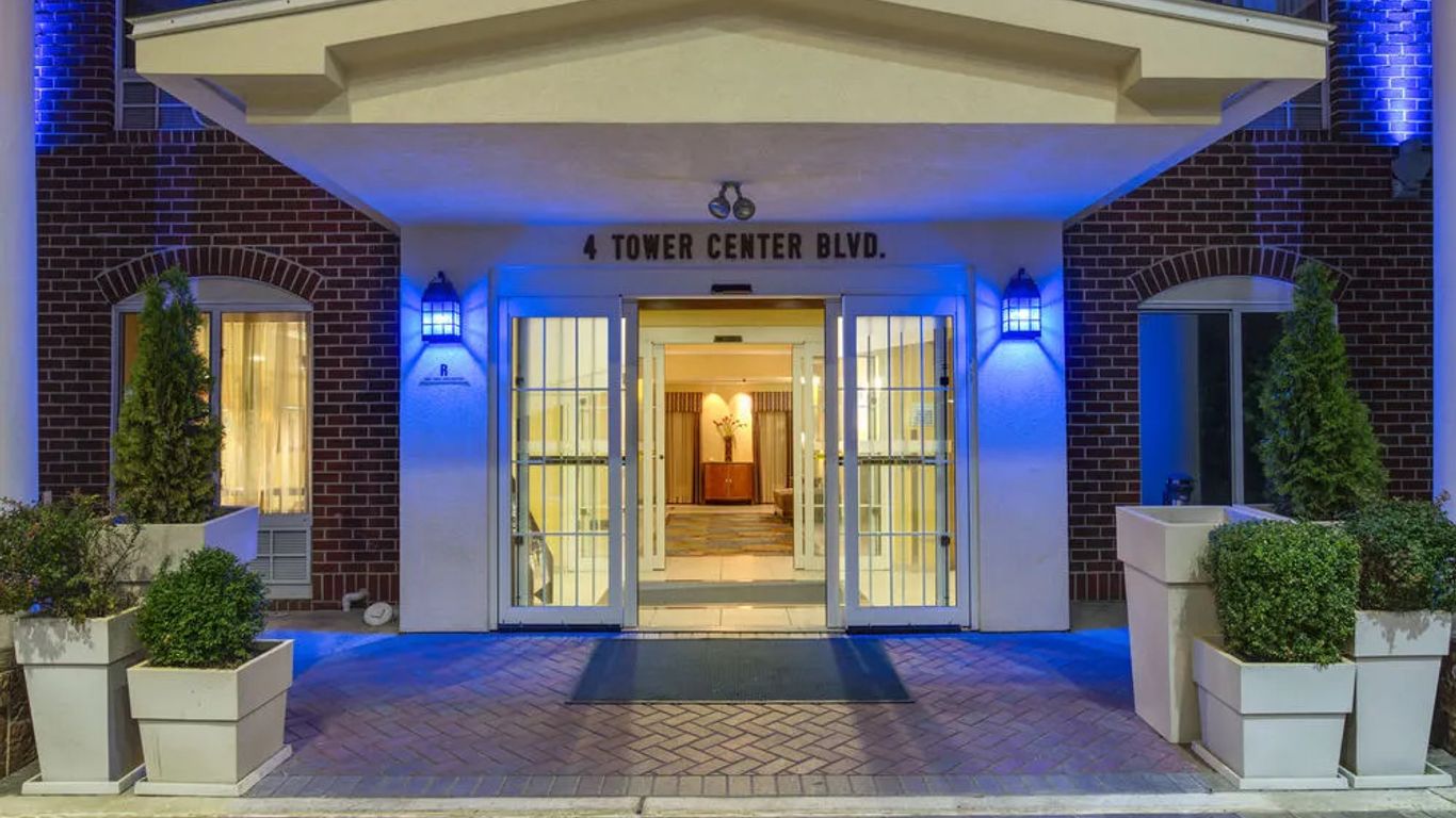 Holiday Inn Express & Suites Tower Center New Brunswick By IHG