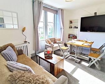 Dundee Football Stadium Apartment - Dundee - Living room