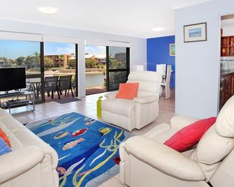 Courtney Cove 1 Comfortable Two Bedroom Apartment on Mooloolaba Canal - Mooloolaba - Living room