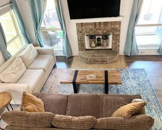 Spacious Family Friendly Retreat Centrally Located with Big Backyard - Keller - Living room