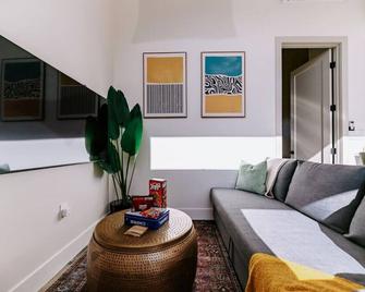 Chic Casita w BBQ, Patio, Backyard - 4 min to SDSU, 15 mins to beach, Unit B - La Mesa - Living room