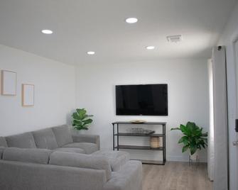 Home in Kansas Ave - Грейт Бенд - Вітальня