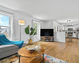 Pets welcome! Deck+Fenced back yard+king bed - Rockford - Sala de estar