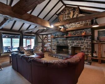 Serene cabin on 6 acre pond in rural Upper Bucks - Sellersville - Sala de estar