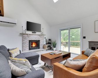 Charming Retreat in the Hideout with a hot tub - Lake Ariel - Salon