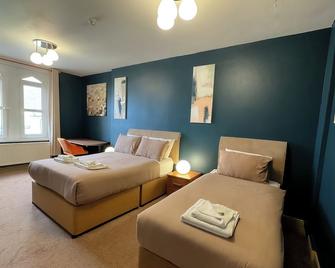 Nomi Rooms & Restaurant - Bangor - Bedroom