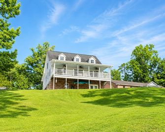 Lakefront 3 Story Cape Cod 4 bed 3.5 bath 2 private docks, boat ramp and pool - Harriman - Gebäude