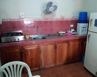 Hostal Miconia House - Puerto Ayora - Kitchen