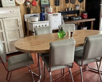 A very rustic converted pole barn unique cozy cabin - Estill Springs - Dining room