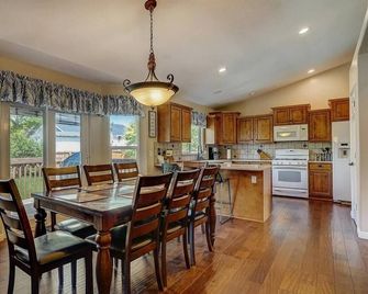 Comfortable Family-Sized Home w/ 4br 3 bath, ping pong, fast wifi and hot tub! - West Jordan - Dining room