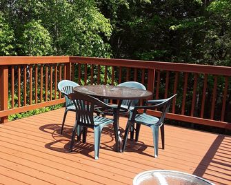 Ashmere Lake Log Cabin with privacy / 2 Bedrooms/ 3 night minimum - Hinsdale - Balcón