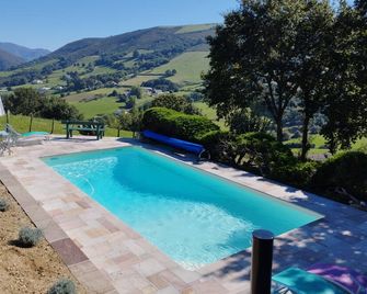 Chalet Avec vue Magnifique sur les Montagnes Basques, à 3 Minutes Despelette - Itxassou - Piscine
