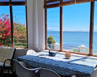 Westbank Private Beach Villa - Gordon's Bay - Matsal