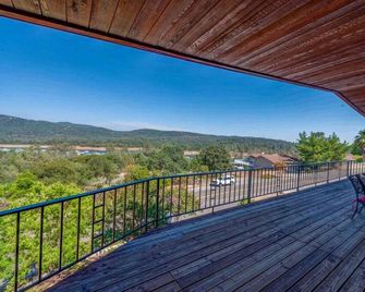 Lake View & Cascading Waterfall Pool - Oroville - Balkon