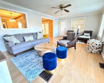 High Falls Lake Retreat 4-bedroom cottage with WiFi and AC in fabulous Jackson - Jackson - Living room