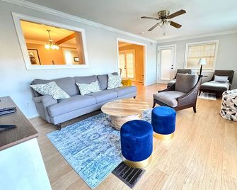 Lakehouse Retreat 4-bedroom cottage with WiFi and AC in fabulous Jackson - Jackson - Sala de estar