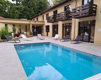 Enzo Hôtels - St Eloy Metz Amneville by Kyriad Direct - Amnéville - Piscine