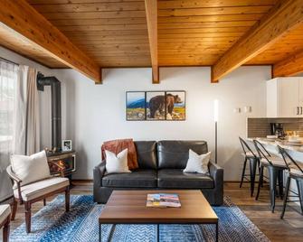 Otter's Den - West Yellowstone - Living room