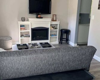 Lake Simcoe Beach Oasis with Backyard and Firepit - Georgina - Living room